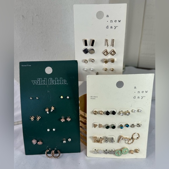 33 pairs of tiny goldtone and silvertone earrings - Picture 2 of 6